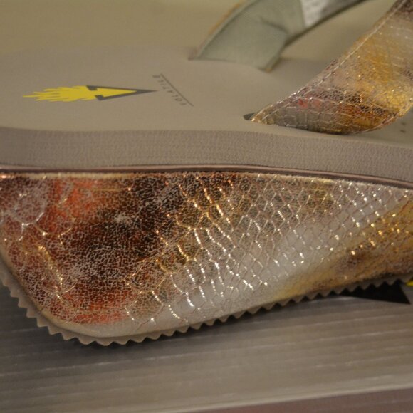 VOLATILE Frappachino Wedge Sandals Women’s 10 Metallic Snake Thong Slip-On NIB - Picture 4 of 7